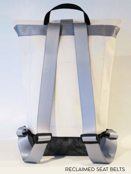 Upcycling Rolltop Rucksack aus gebrauchten Segeln, Traktorschlauch und Autogurten, innen aus  LKW-Plane in 3 Größen